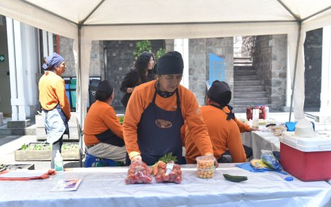 Los productores pueden sumarse a las ferias de la entidad y comercializar sus productos, entre ellos hortalizas, yogures, bebidas y más.