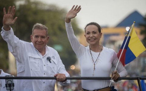 El candidato a la presidencia de Venezuela Edmundo González (i) saluda junto a la líder opositora venezolana María Corina Machado, el 10 de julio del 2024, en un acto de campaña en Puerto La Cruz (Venezuela).