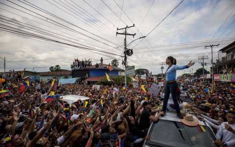 La líder opositora venezolana María Corina Machado (d) saluda en un acto de campaña en apoyo al candidato a la presidencia de Venezuela, Edmundo González, el 17 de julio del 2024, en Guanare (Venezuela).