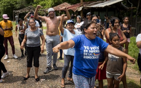 Seguidores de la líder opositora venezolana María Corina Machado reaccionan frente a una caravana a favor del candidato a la presidencia de Venezuela Edmundo González, el 10 de julio del 2024, en un acto de campaña en Puerto La Cruz (Venezuela).