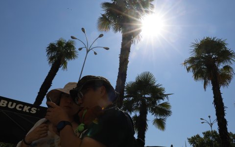 Varios turistas pasean junto a la fuente de Neptuno, este miércoles en Madrid.