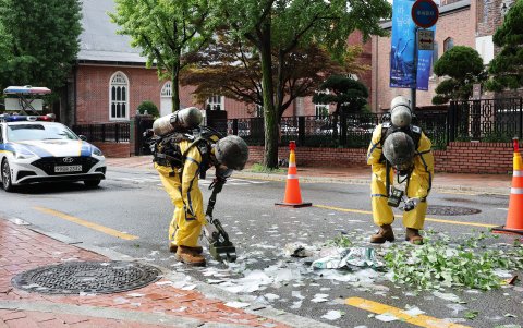 Soldados recogen basura esparcida desde un globo enviado por Corea del Norte en el centro de Seúl, Corea del Sur, 24 de julio de 2024.