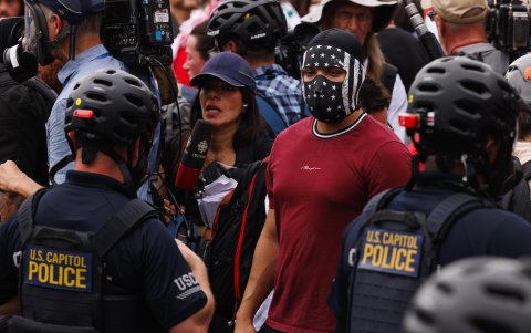 Personas se manifiestan contra la visita del primer ministro israelí, Benjamín Netanyahu.