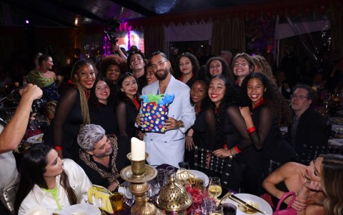 El cantante colombiano Malumamientras posa con jóvenes artistas durante la gala de los premios Impact, el 29 de abril de 2023 en Miami, Florida (EE.UU).