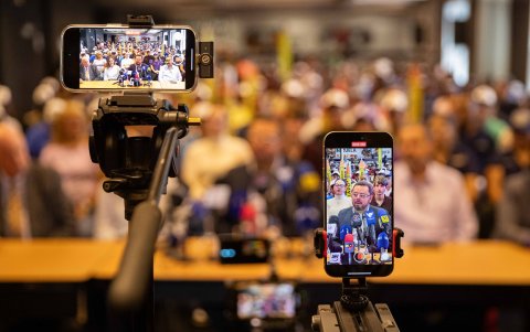 El candidato a la presidencia de Venezuela, Antonio Ecarri Angola, habla durante una rueda de prensa, este miércoles, en Caracas (Venezuela).