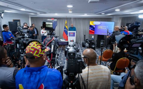 El jefe del comando de campaña del mandatario Nicolás Maduro, Jorge Rodríguez (c), habla durante una rueda de prensa este lunes, en Caracas (Venezuela).