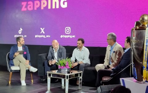 El presidente de LigaPro, Miguel Ángel Loor (segundo desde la izquierda) setuvo presente junto a los representantes de Zapping, Telconet y Xtrim.