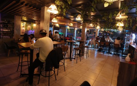 Los restaurantes han optado por ofrecer música en vivo y comida hasta las 24:00 como una alternativa a las discotecas y los bares.