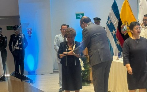 Hilda Murillo recibe el reconocimiento para su madre de la Asamblea  Nacional.