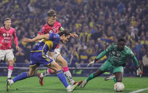 Edinson Cavani (c) de Boca disputa un balón con Richard Schunke de Independiente (i) por la clasificación a los octavos de final de la Copa Sudamericana