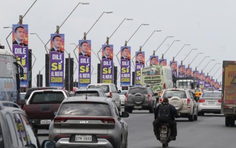El puente de la Unidad Nacional, durante la campaña de la última consulta popular, también fue 'decorado' con afiches.