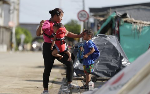 Una mujer limpia la cara de un niño el 8 de julio de 2024 en Turbo (Colombia).