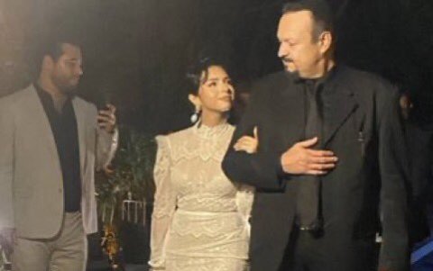 Pepe Aguilar llevando a su hija Ángela Aguilar