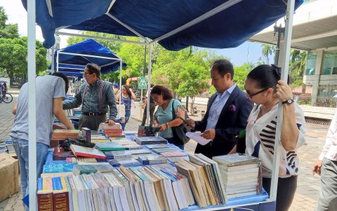 Una feria expone obras de autores de la literatura mundial.