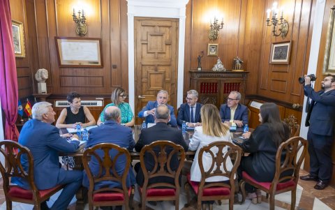 El ministro de Política Territorial y Memoria Democrática, Ángel Víctor Torres (c, al fondo), este miércoles durante durante una reunión de trabajo con el Gobierno de Melilla.