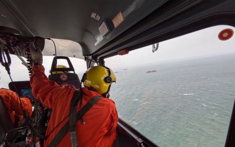 Equipos de las autoridades filipinas buscan posibles derrames tras el hundimiento de un buque cisterna con 1,4 millones de litros de combustible en la bahía de Manila.