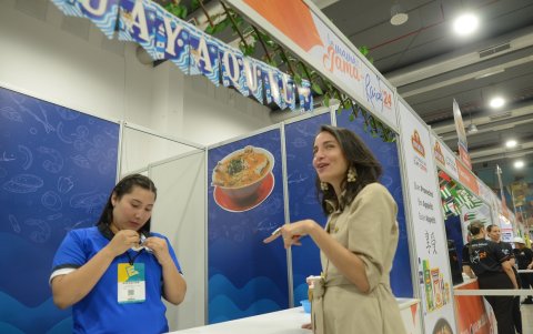 La ministra de Cultura, Romina Muñoz, visitó varios estands en la feria Raíces, la mañana de este jueves 25 de julio.