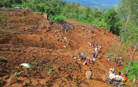 Familiares de las víctimas de un deslizamiento de tierra se reúnen en el lugar del accidente en el distrito de Kencho Sacha Gozdi, en el sur de Etiopía, el 24 de julio de 2024.