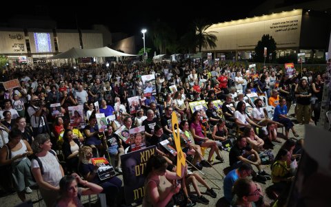 Las familias de los rehenes de Hamas en Gaza ven la transmisión en vivo del discurso del primer ministro israelí, Benjamín Netanyahu, en el Congreso de los Estados Unidos.