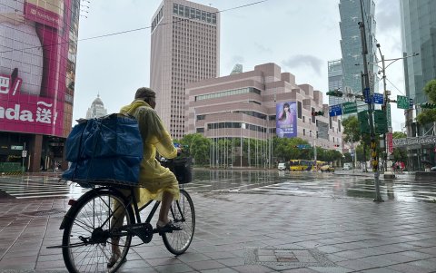 El tifón Gaemi se debilitó este jueves tras su paso por Taiwán, donde dejó dos fallecidos y más de 260 heridos y provocó lluvias torrenciales, árboles caídos y problemas de transporte.