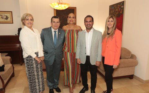 Esmeralda de Parodi, Carlos Estarellas, Xiomara de Sempértegui, Manuel Pardo y Paula Casado.