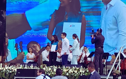 Daniel Noboa entregando condecoraciones en la cita por Guayaquil.