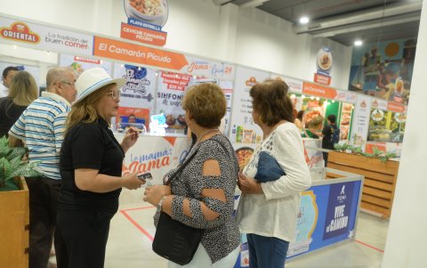 Comensales. Ciudadanos visitaron estands como El Camarón Picudo en la feria.