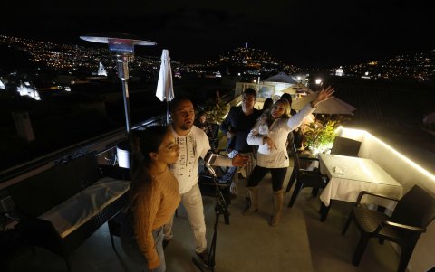 Escenario. El karaoke bajo las estrellas es una propuesta del Rooftop Casa Francisco