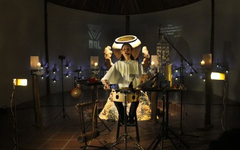 La artista protagonista del evento, Janis Zambrano, se inspiró en poemas de la cultura china, que evocan larga y buena vida, y los transformó en melodiosas piezas musicales que fueron coreadas por la comunidad presente.