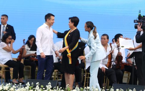 Daniel Noboa entregando condecoración a Gabriela Sommerfeld.