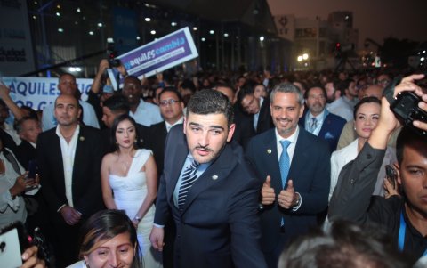 Aquiles Álvarez llegando a la sesión solemne.