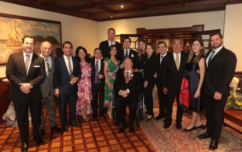 Los invitados junto a Xavier Simon, quien fue miembro activo del Honorable Cuerpo Consular de Guayaquil casi por 30 años y decano del directorio durante 18 años.