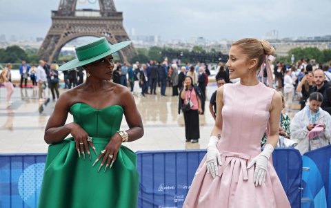 La actriz y cantante estadounidense Cynthia Erivo (i) y la cantante estadounidense Ariana Grande (d) posan para una fotografía en la alfombra roja a su llegada a la ceremonia de apertura de los Juegos Olímpicos de París 2024.