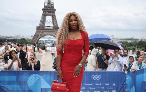 Serena Williams posa para fotografías en la alfombra roja a su llegada a la ceremonia de apertura de los Juegos Olímpicos de París 2024, en París, Francia, el 26 de julio de 2024.