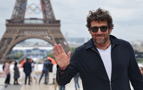 Patrick Bruel posa para fotografías en la alfombra roja a su llegada a la ceremonia de apertura de los Juegos Olímpicos de París 2024, en París, Francia, el 26 de julio de 2024.