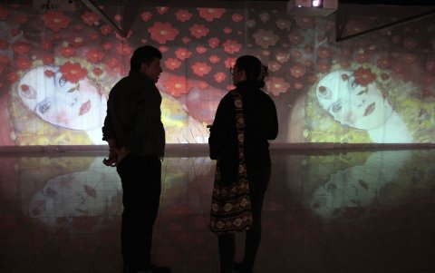 La muestra cuenta con la proyección de los murales y obras del artista austriaco.