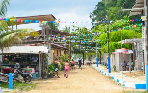 Durante los días previos a la procesión a la Virgen del Carmen, la comunidad se une para embellecer el pueblo de Galera.