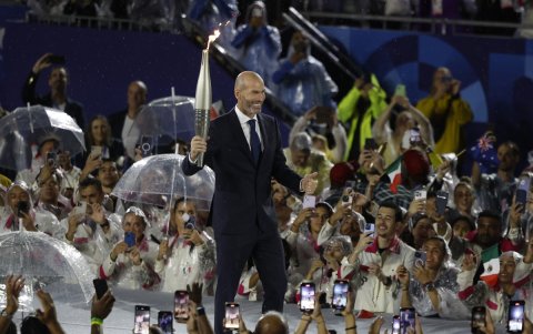 El exfutbolista Zinedine Zidane porta la antorcha olímpica en la Plaza del Trocadero durante la ceremonia de inauguración de los Juegos Olímpicos de París 2024.