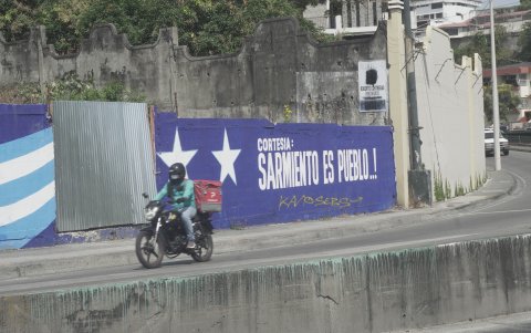 La propaganda de 'Sarmiento es pueblo' viene con su firma. También ha respaldado a exalcaldes como Jaime Nebot y Cynthia Viteri.