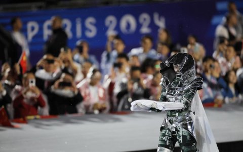 La amazona Floriane Issert lleva la bandera de los Juegos Olímpicos a Trocadero durante la ceremonia de apertura de los Juegos Olímpicos de París 2024, en París, Francia, el 26 de julio de 2024.