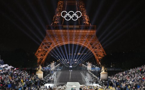 Vista de los aros olímpicos en la Torre Eiffel durante el discurso del presidente del COI, Thomas Bach.