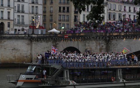La delegación británica desfila por el río Sena, durante la ceremonia de inauguración de los Juegos Olímpicos de París 2024, este viernes en la capital francesa.