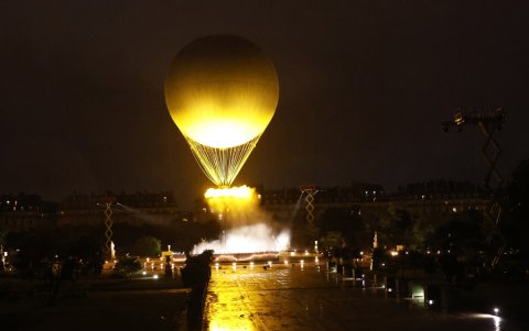 El pebetero se eleva en el aire enganchado a un globo aerostático durante la ceremonia de inauguración de los Juegos Olímpicos de París 2024, este viernes en la capital francesa.
