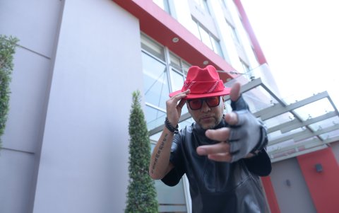 Además de cantante es compositor y productor.