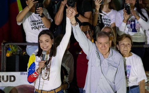 La líder opositora venezolana, María Corina Machado (i), y el candidato a la presidencia de Venezuela, Edmundo González Urrutia (c).