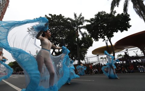Las bailarinas hicieron diversos tipos de show la tarde de este 26 de julio en la avenida Malecón.
