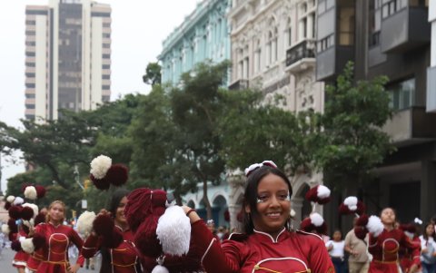 Noventa y seis planteles participaron del desfile cívico estudiantil la mañana de este 26 de julio.