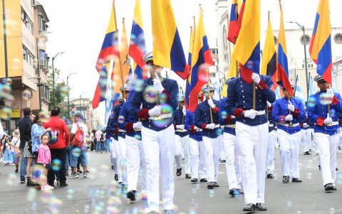 El desfile cívico estudiantil fue realizado en honor a los 489 años de fundación de Guayaquil.