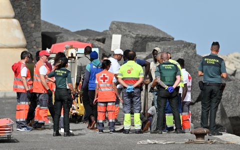 Los servicios de emergencias han atendido a 116 personas que llegaron a bordo de un cayuco que fue localizado cerca de la costa de la isla de El Hierro.