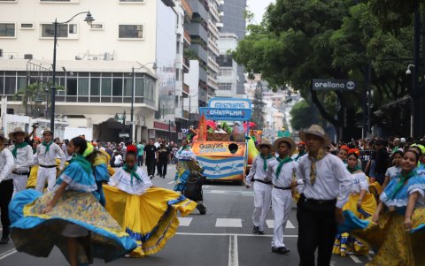 El desfile recorrió la avenida Malecón, desde Juan Montalvo hasta Colón, la tarde de este viernes 26 de julio.